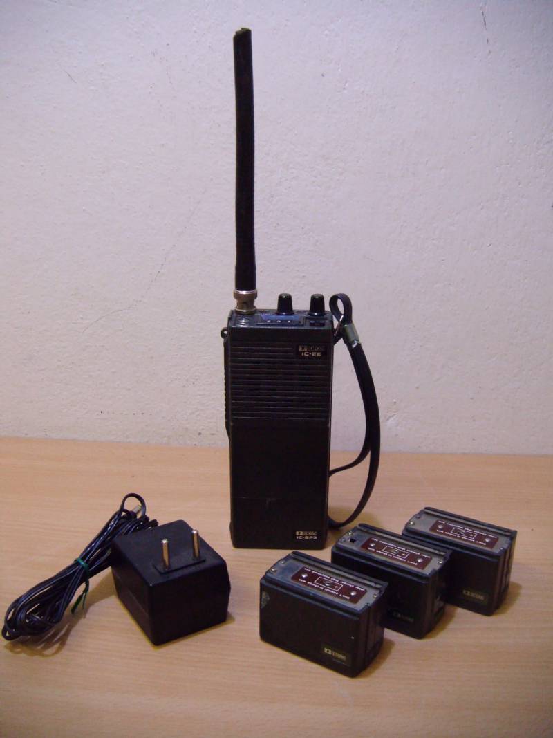 ICOM IC 2E VHF FM TRANSCEIVER CON ACCESSORI